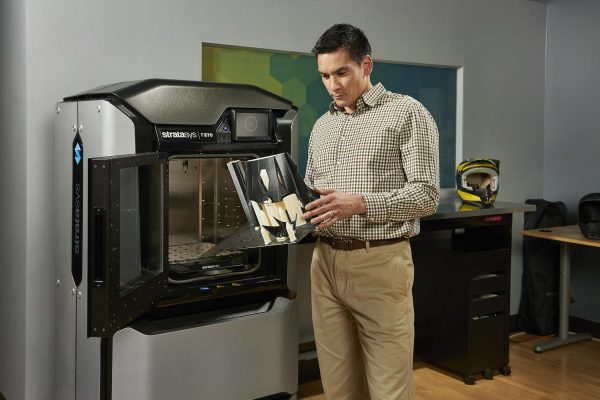 F370 - Man with Printer and Trays in the Office